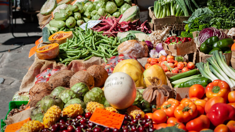 Frisches Gemüse und Obst auf den Ständen des Wochenmarkts – bunte Vielfalt, die von der Fruchtbarkeit Gran Canarias erzählt.