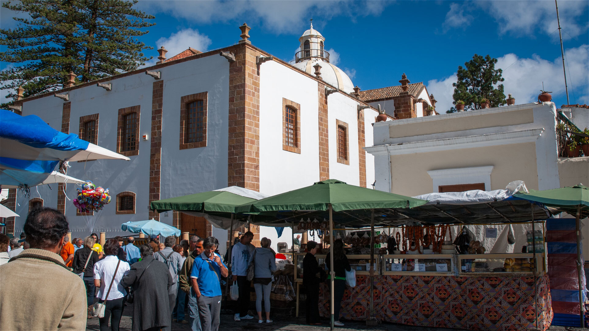 Der Wochenmarkt von Teror zählt zu den traditionsreichsten Märkten Gran Canarias und bietet regionale Produkte aus der ganzen Insel.
